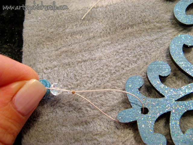 Easy, DIY Snowflake Wall Hanging - artsychicksrule.com