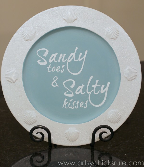 Make this simple "sandy toes and salty kisses" sign with paint and chalk ink pens! artsychicksrule.com #chalkart #sandytoes #saltykisses #beachsigns #coastaldecor