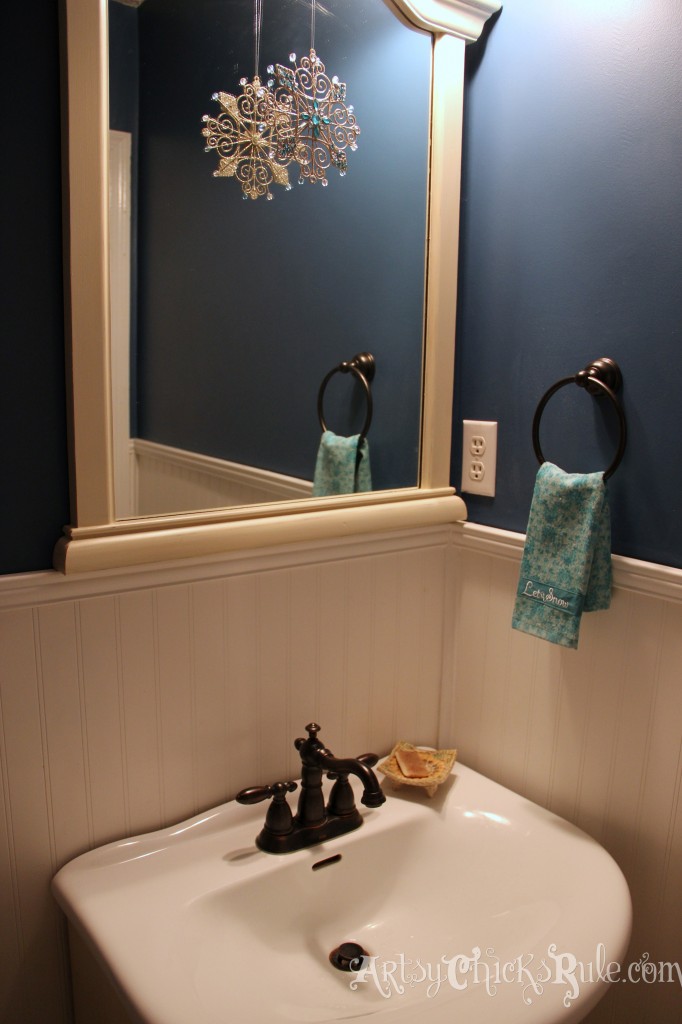 Guest Bath Holiday Decor - Holiday Home Tour