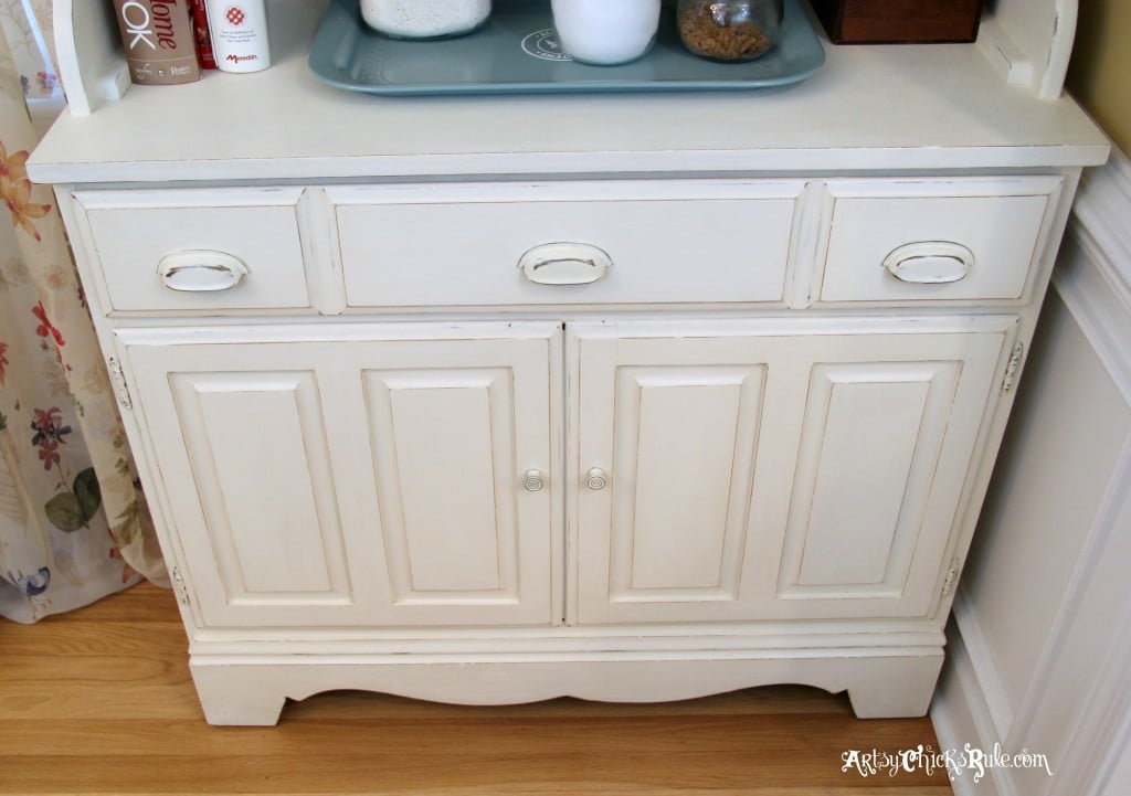 Bakers Hutch artsychicksrule.com #hutch #bakershutch #paintedfurniture #furnituremakeover #chalkpaint