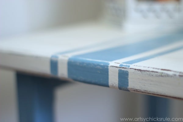 Grain Sack Table Makeover - Distressed Grain Stripes- #chalkpaint #milkpaint #grainsack - artsychicksrule.com