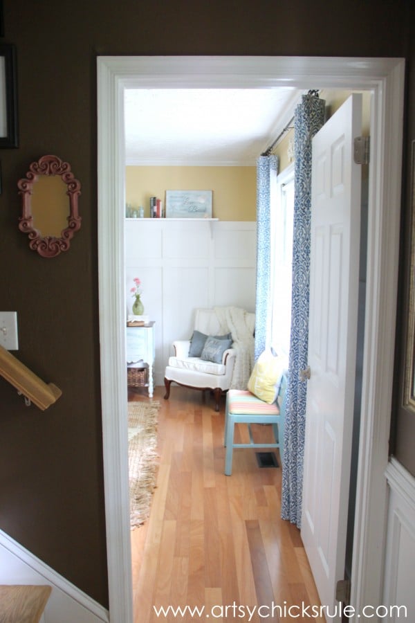 Foyer Looking to Family Room - artsychicksrule.com