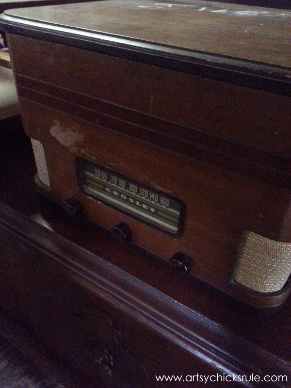 Page's Thieves Market - old radio - Mt. Pleasant SC - #vintage #antiques artsychicksrule.com