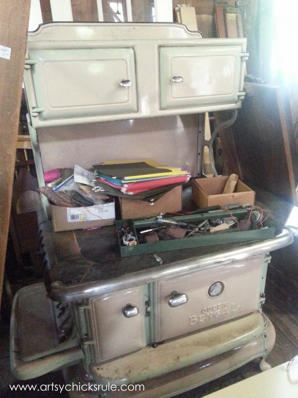 Page's Thieves Market - vintage stove oven - Mt. Pleasant SC - #vintage #antiques artsychicksrule.com