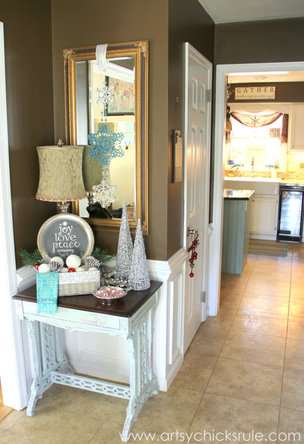 Festive Holiday Foyer - Teal and Red - Foyer entry - #holidayhome #holiday #foyer #decor #Christmas #holidaydecor