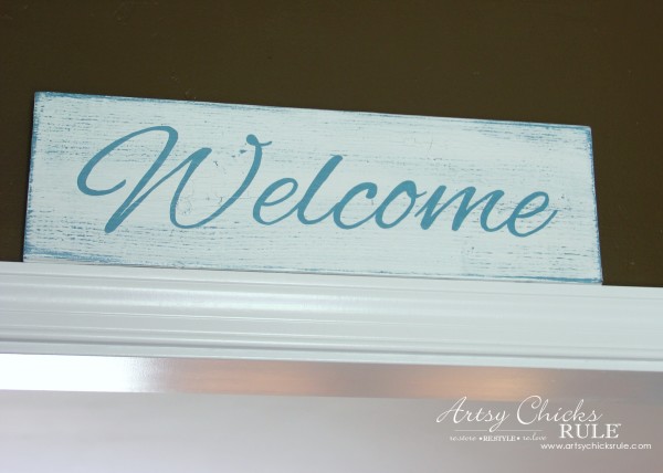 Easy DIY Welcome Sign - Easy and thrifty! - #welcome #sign artsychicksrule.com