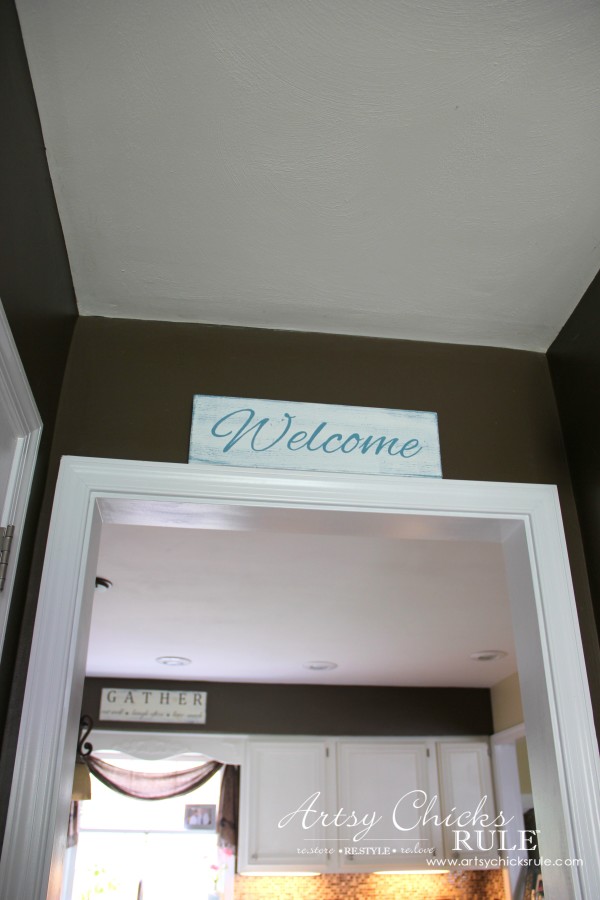 Easy DIY Welcome Sign - So easy and quick ! - #welcome #sign artsychicksrule.com