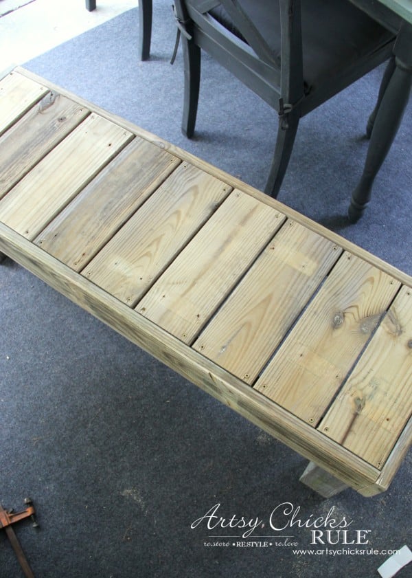 Simple DIY Outdoor Bench - SO easy!!! - #diy #outdoorbench #outdoorfurniture #diybuild artsychicksrule.com