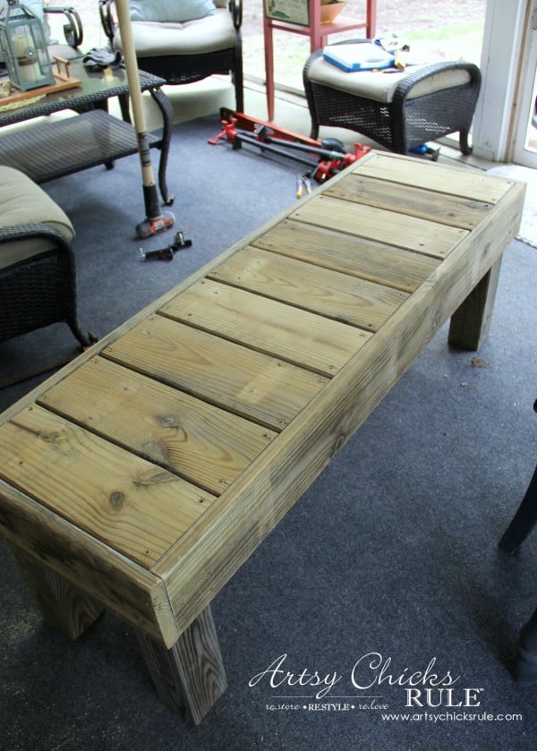 Simple DIY Outdoor Bench - Super easy!!! - #diy #outdoorbench #outdoorfurniture #diybuild artsychicksrule.com