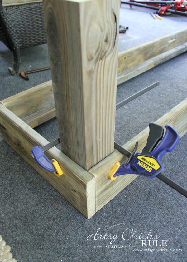 Simple DIY Outdoor Bench - add leg posts using clamps for stability - #diy #outdoorbench #outdoorfurniture #diybuild artsychicksrule.com