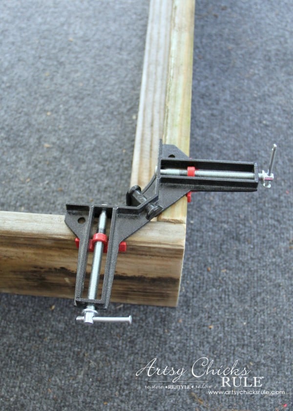 Simple DIY Outdoor Bench - corner clamps are great! - #diy #outdoorbench #outdoorfurniture #diybuild artsychicksrule.com