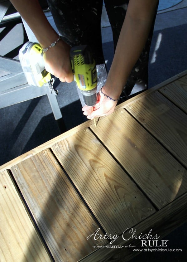 Simple DIY Outdoor Bench - finishing up! - #diy #outdoorbench #outdoorfurniture #diybuild artsychicksrule.com