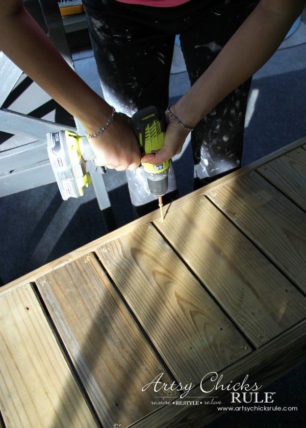 Simple DIY Outdoor Bench - screw in seat - #diy #outdoorbench #outdoorfurniture #diybuild artsychicksrule.com