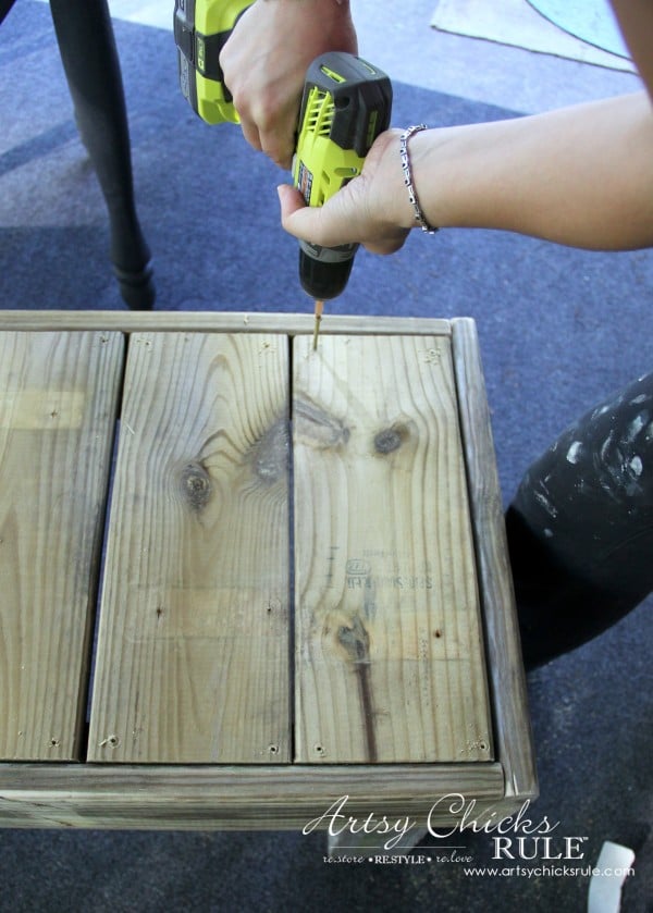 Simple DIY Outdoor Bench - screw in the top seat pieces - #diy #outdoorbench #outdoorfurniture #diybuild artsychicksrule.com