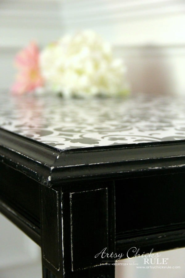 corner of bench table
