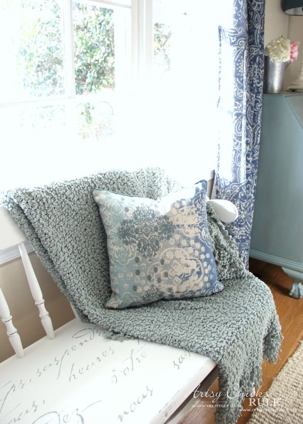 French Poem White Bench Makeover - BLUE PILLOW LOVE - #frenchfurniture #whitebench #makeover artsychicksrule