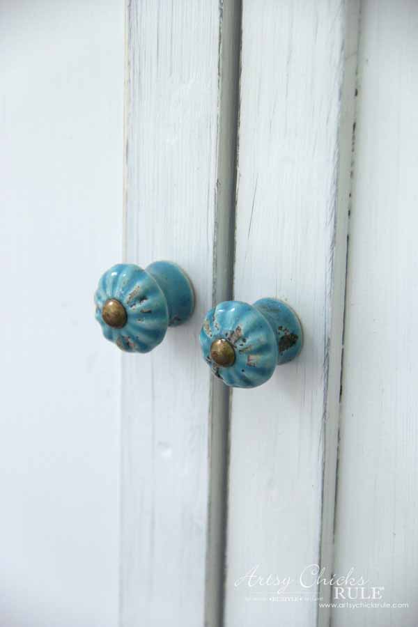 Thrifty Cart Makeover (again!) - aqua knobs coastal style - artsychicksrule #furnituremakeovers #chalkpaintedfurniture