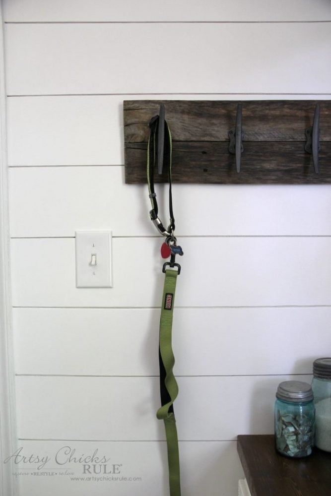 Easy DIY Nautical Pallet Wood Coat Rack artsychicksrule.com