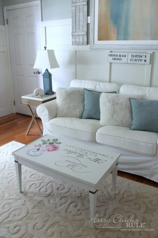 Frliving room with white couch and white coffee table 