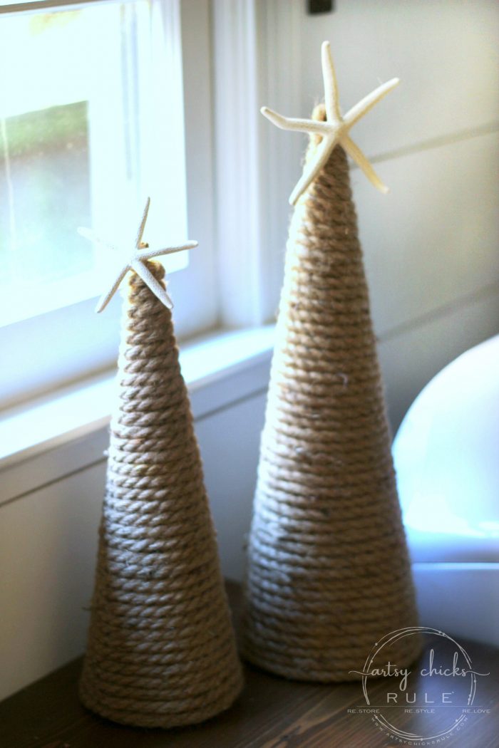 A festive Christmas laundry room!! Lots of coastal touches too! artsychicksrule.com #coastalChristmas #Christmasdecor #Christmaslaundry #laundryroom #holidaydecor #holidayideas