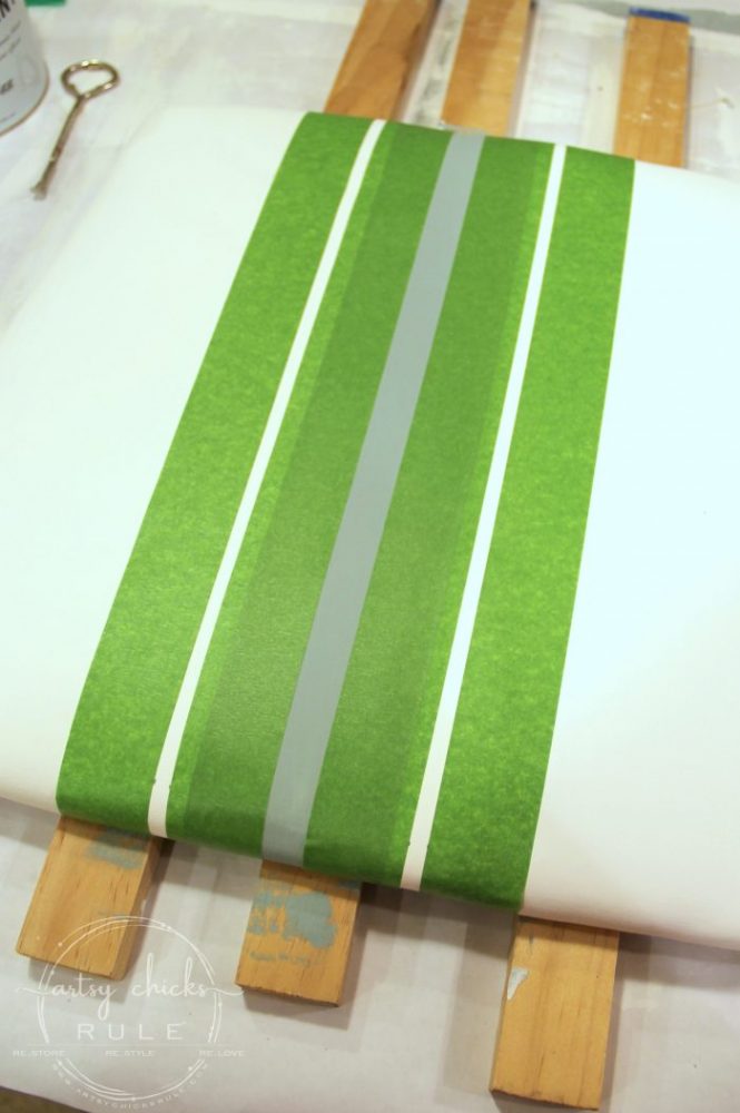 Haga las áreas pintadas de cinta adhesiva de la rana en cojines de silla pintada