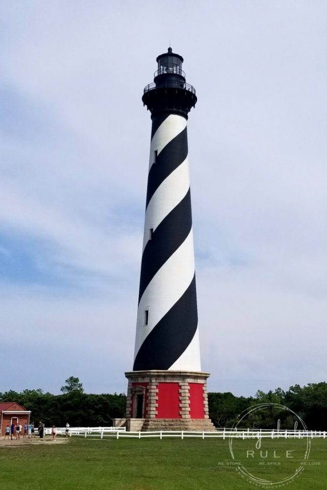 Outer Banks Things To Do (and see!!) Cape Hatteras Lighthouse artsychicksrule.com #outerbanks #outerbanksvacation #obx #traveldestinations #travel #visitobx #thingstodoinobx #outerbankstrip #coastaldestinations #coastalvacations #nagshead #hatteras #manteo