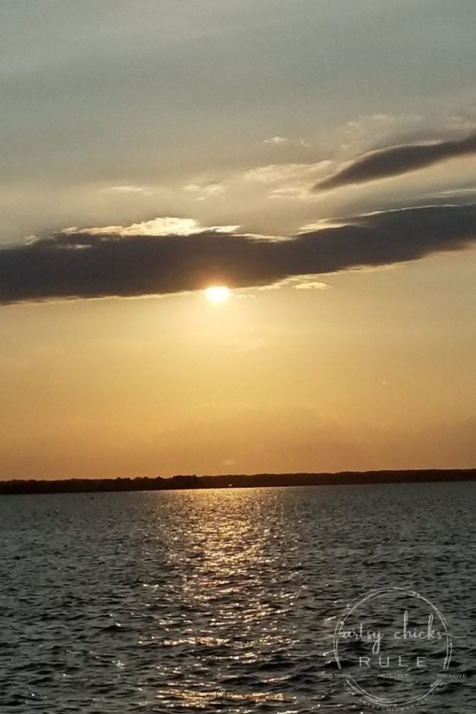 Outer Banks Things To Do (and see!!) Soundside sunset artsychicksrule.com #outerbanks #outerbanksvacation #obx #traveldestinations #travel #visitobx #thingstodoinobx #outerbankstrip #coastaldestinations #coastalvacations #nagshead #hatteras #manteo