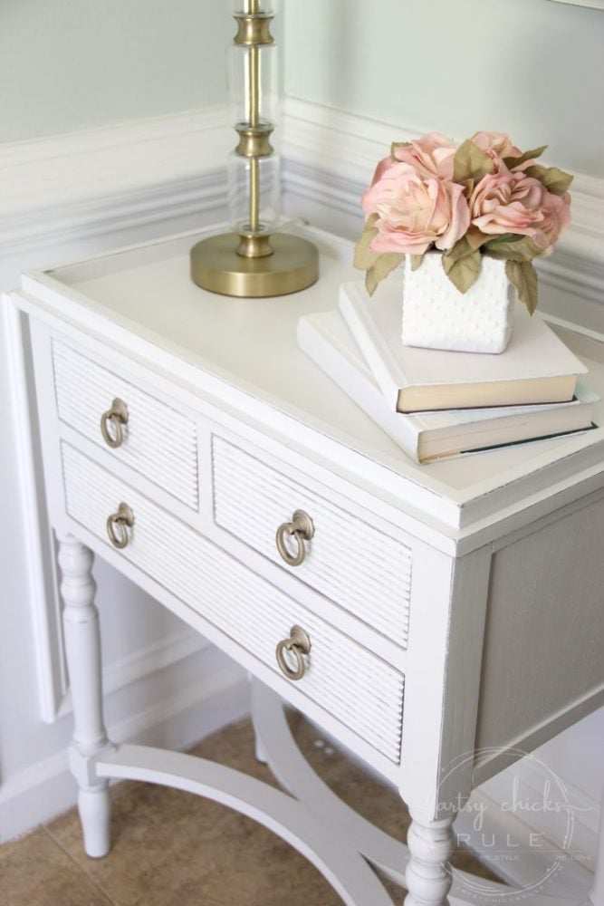 13 White Painted Furniture Makeovers (you can do!!) artsychicksrule.com #whitefurniture #whitepaintedfurniture #furnituremakeovers #chalkpaintedfurniture