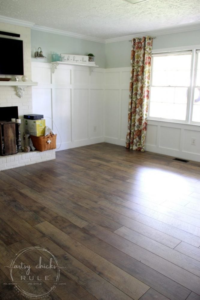 Installing Laminate Flooring (tips & tricks!!) artsychicksrule.com #installinglaminate #laminateflooring #driftwood #selectsurfaces #ad # flooringmakeover #rusticflooring #farmhouseflooring #flooringideas #diyflooring 