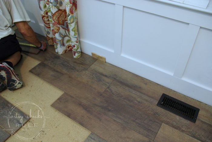 Installing Laminate Flooring (tips & tricks!!) artsychicksrule.com #installinglaminate #laminateflooring #driftwood #selectsurfaces #ad # flooringmakeover #rusticflooring #farmhouseflooring #flooringideas #diyflooring 