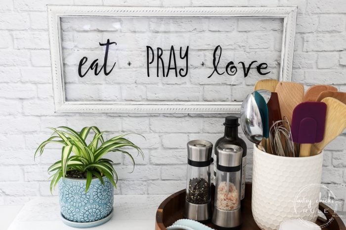 Make this EAT PRAY LOVE sign, simply!!! A cute addition to any kitchen! Perfect for gift giving or fun for your own kitchen decor. artsychicksrule.com #eatpraylove #kitchensign #silhouetteprojects #eatpraylovesign