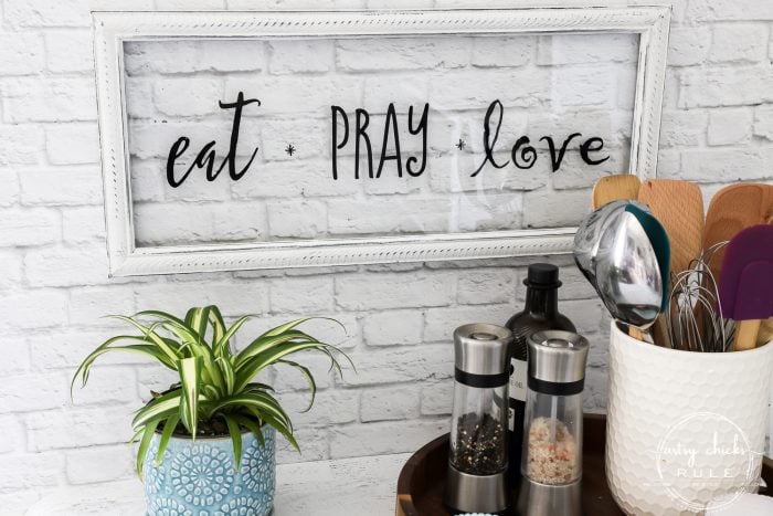 Make this EAT PRAY LOVE sign, simply!!! A cute addition to any kitchen! Perfect for gift giving or fun for your own kitchen decor. artsychicksrule.com #eatpraylove #kitchensign #silhouetteprojects #eatpraylovesign
