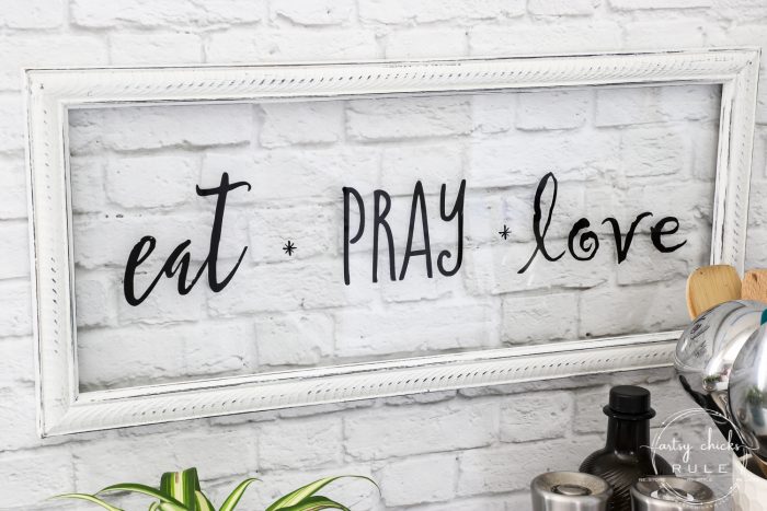 Make this EAT PRAY LOVE sign, simply!!! A cute addition to any kitchen! Perfect for gift giving or fun for your own kitchen decor. artsychicksrule.com #eatpraylove #kitchensign #silhouetteprojects #eatpraylovesign