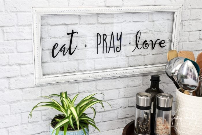 Make this EAT PRAY LOVE sign, simply!!! A cute addition to any kitchen! Perfect for gift giving or fun for your own kitchen decor. artsychicksrule.com #eatpraylove #kitchensign #silhouetteprojects #eatpraylovesign