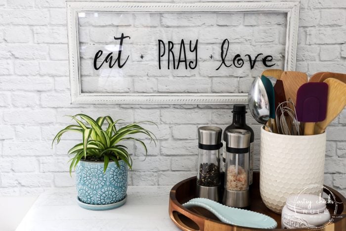 Make this EAT PRAY LOVE sign, simply!!! A cute addition to any kitchen! Perfect for gift giving or fun for your own kitchen decor. artsychicksrule.com #eatpraylove #kitchensign #silhouetteprojects #eatpraylovesign