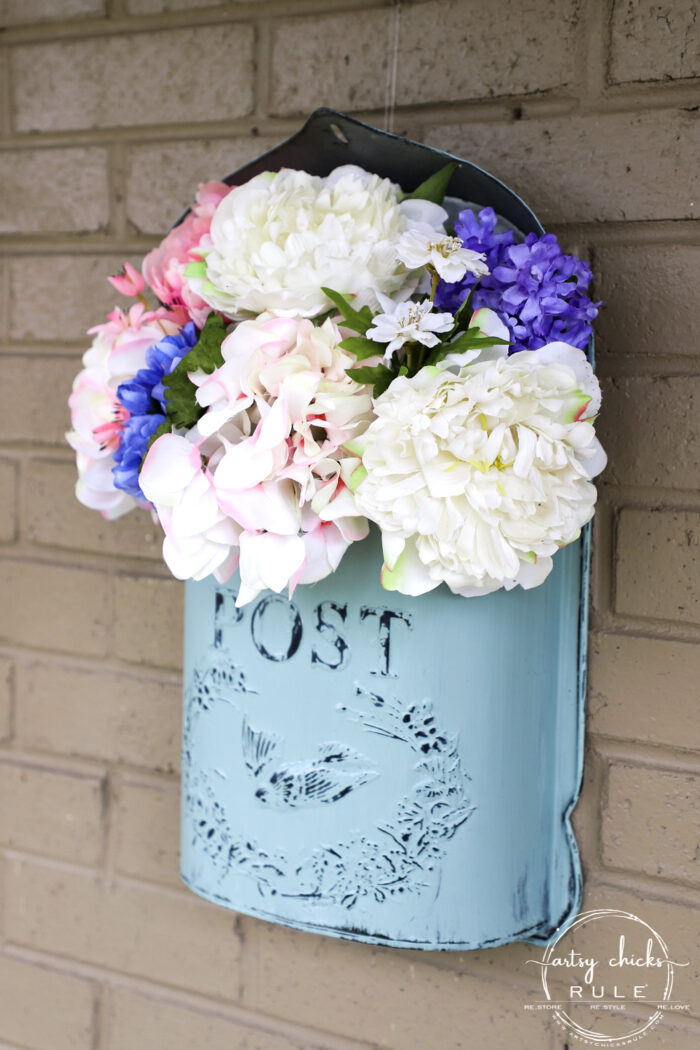 This sweet antique mailbox makes the perfect spot for spring flowers!! Even if it's the wrong color! Just paint it! artsychicksrule.com for porch