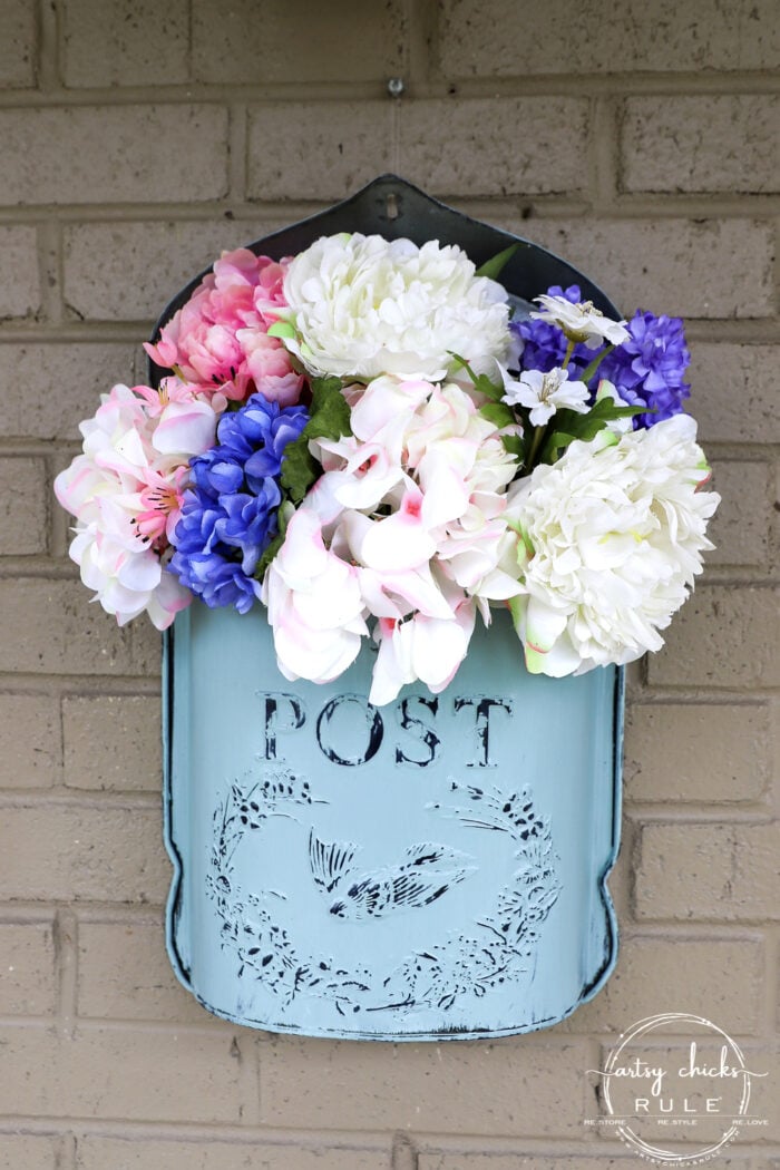 This sweet antique mailbox makes the perfect spot for spring flowers!! Even if it's the wrong color! Just paint it! artsychicksrule.com #antiquemailbox #springflowerideas #springfloralarrangement