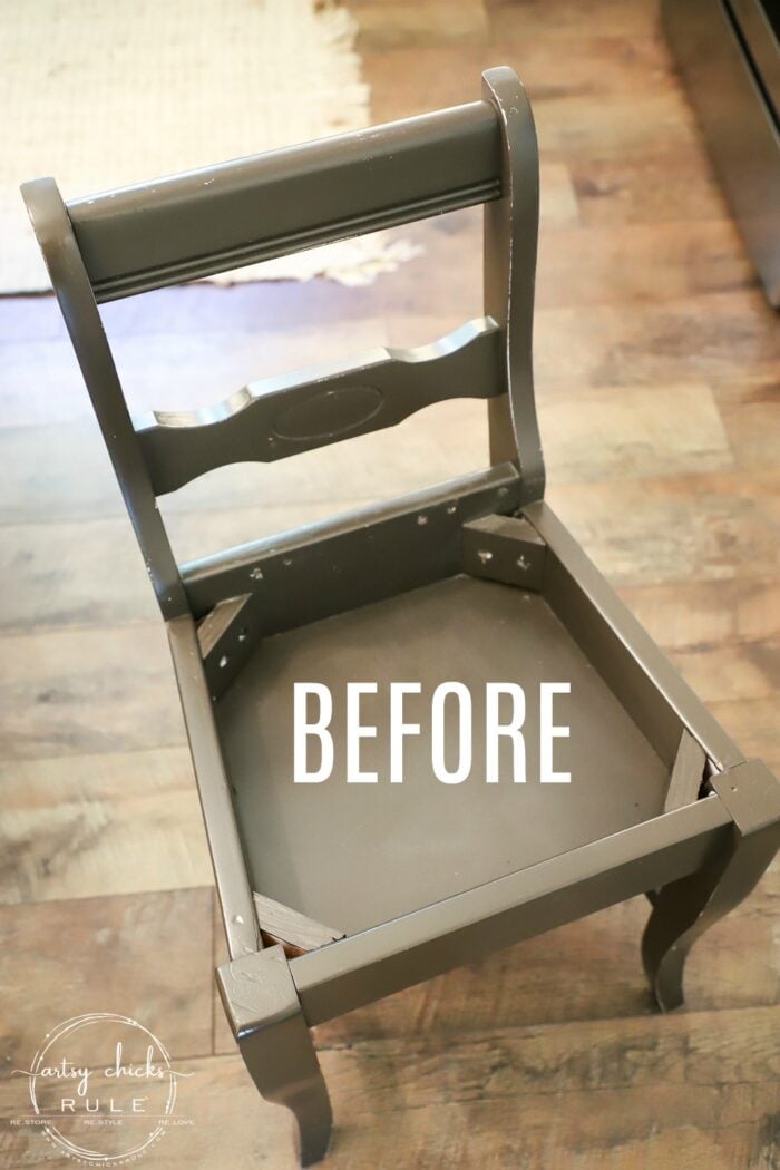 This dressing chair got a brand new makeover, so simply and quickly! With the right tools, you can do the same in one afternoon's time! #artsychicksrule.com #furnituremakeover #dressingchair #bluefabric #blueandwhitefurniture