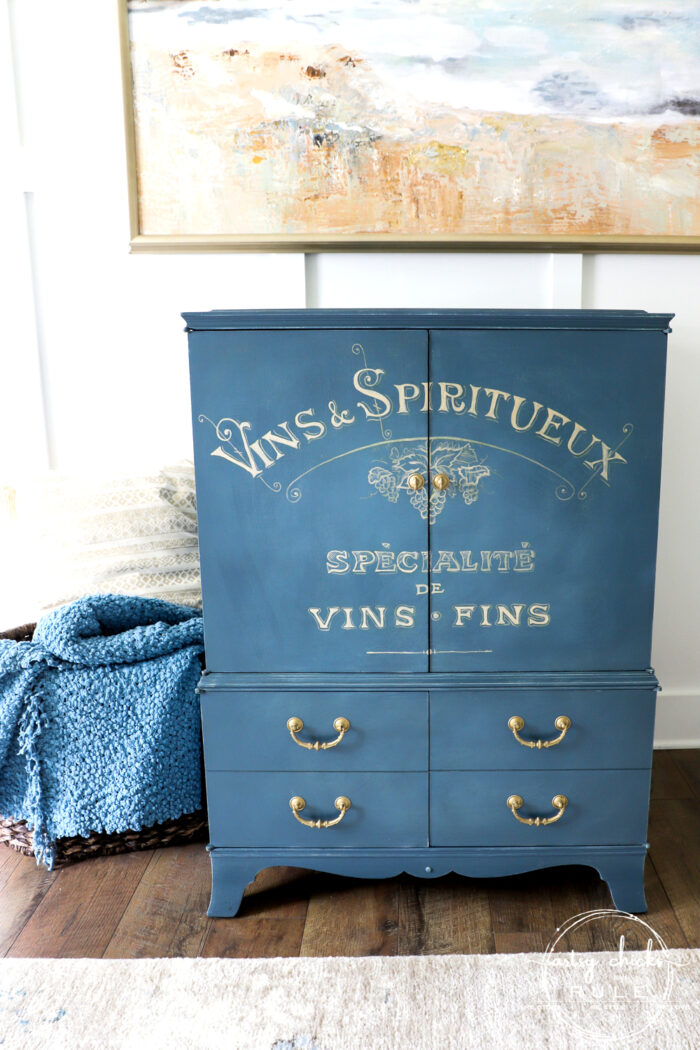 Retro TV Cabinet TURNED Bar Cabinet! Perfect for this!! artsychicksrule.com #barcabinet #retrotvcabinet #vintagetvcabinet #tvcabinetrepurposed #repurposedmakeover