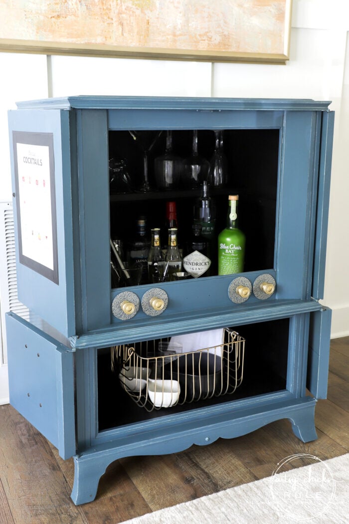 Retro TV Cabinet TURNED Bar Cabinet! Perfect for this!! artsychicksrule.com #barcabinet #retrotvcabinet #vintagetvcabinet #tvcabinetrepurposed #repurposedmakeover