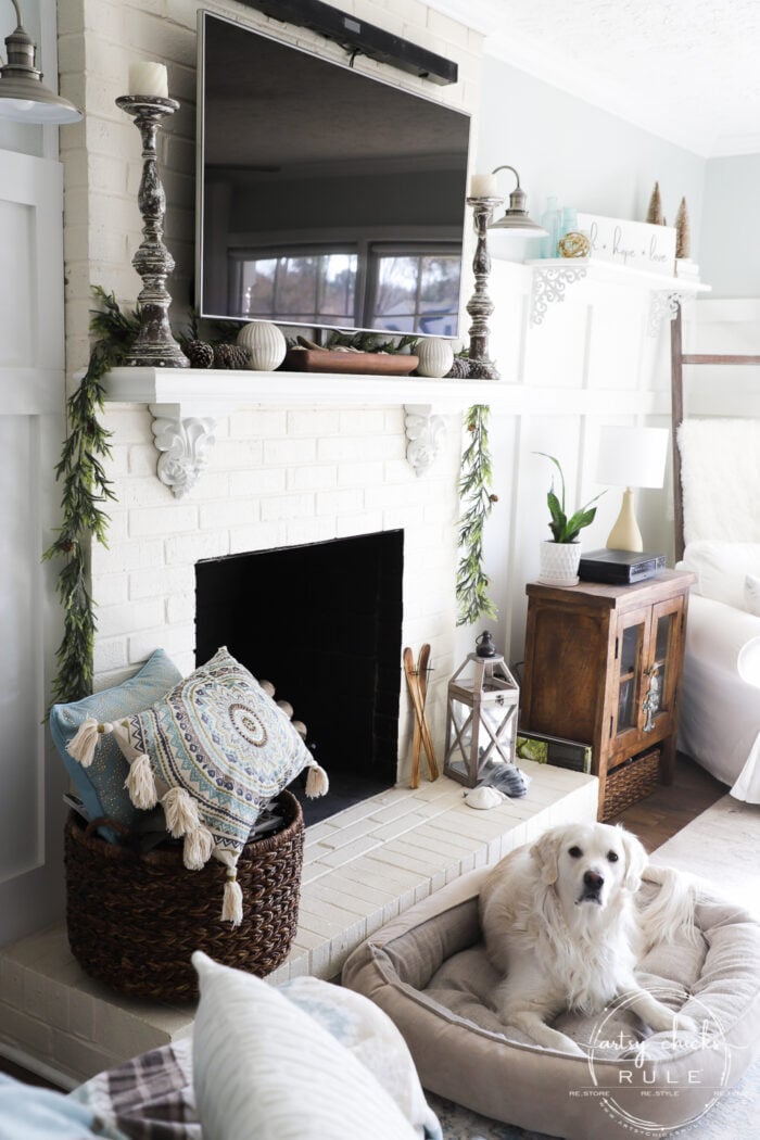 I'm sharing a few simple ways to transition into those long winter months after the holidays with simple  & cozy winter decor! artsychicksrule.com #winterdecor #winterdecoratingideas #winterhome 