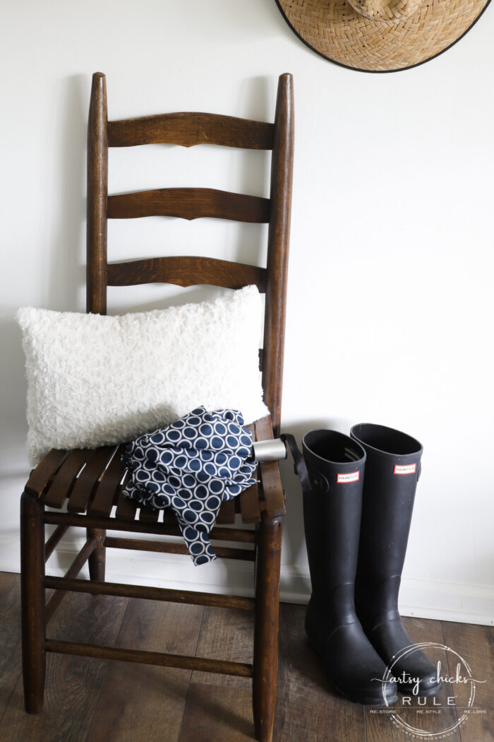 $8 Ladder Back Chair Makeover with Gel Stain and Gel Topcoat...SO SIMPLE!!!! artsychicksrule.com #ladderbackchair #gelstain #geltopcoat #stainedfurnituremakeover