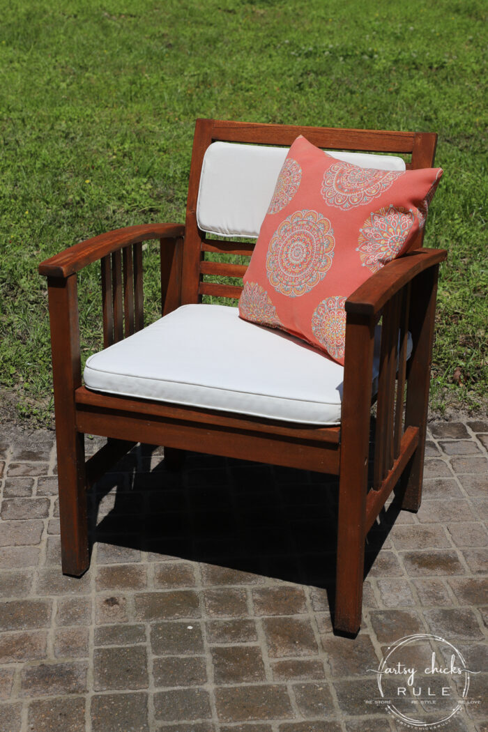 Learn how to quickly, and simply, refinish outdoor wood furniture with just one product! Make your patio furniture look better than brand new. artsychicksrule.com #restainoutdoorfurniture #refinishoutdoorfurniture #patiofurnituremakeover 