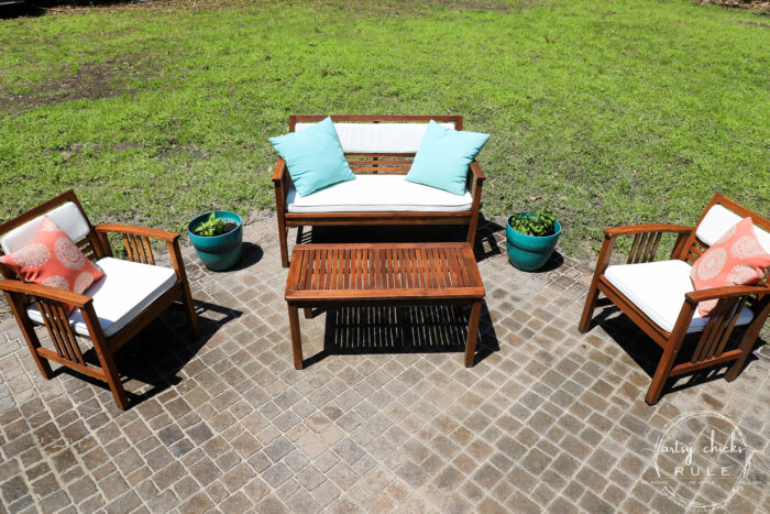 Learn how to quickly, and simply, refinish outdoor wood furniture with just one product! Make your patio furniture look better than brand new. artsychicksrule.com #restainoutdoorfurniture #refinishoutdoorfurniture #patiofurnituremakeover 