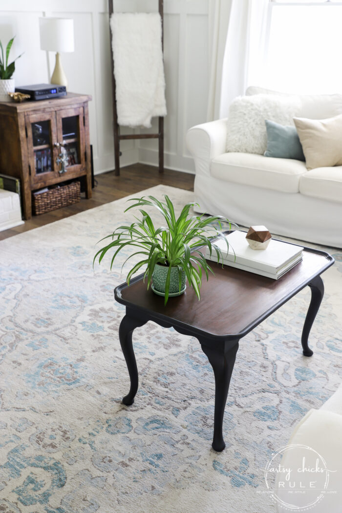 Elegant makeover on this navy blue coffee table with brown glaze! artsychicksrule.com #navybluefurniture #brownglaze 