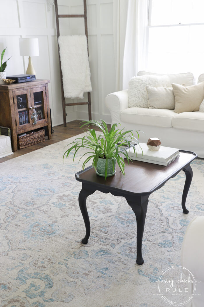 Elegant makeover on this navy blue coffee table with brown glaze! artsychicksrule.com #navybluefurniture #brownglaze 