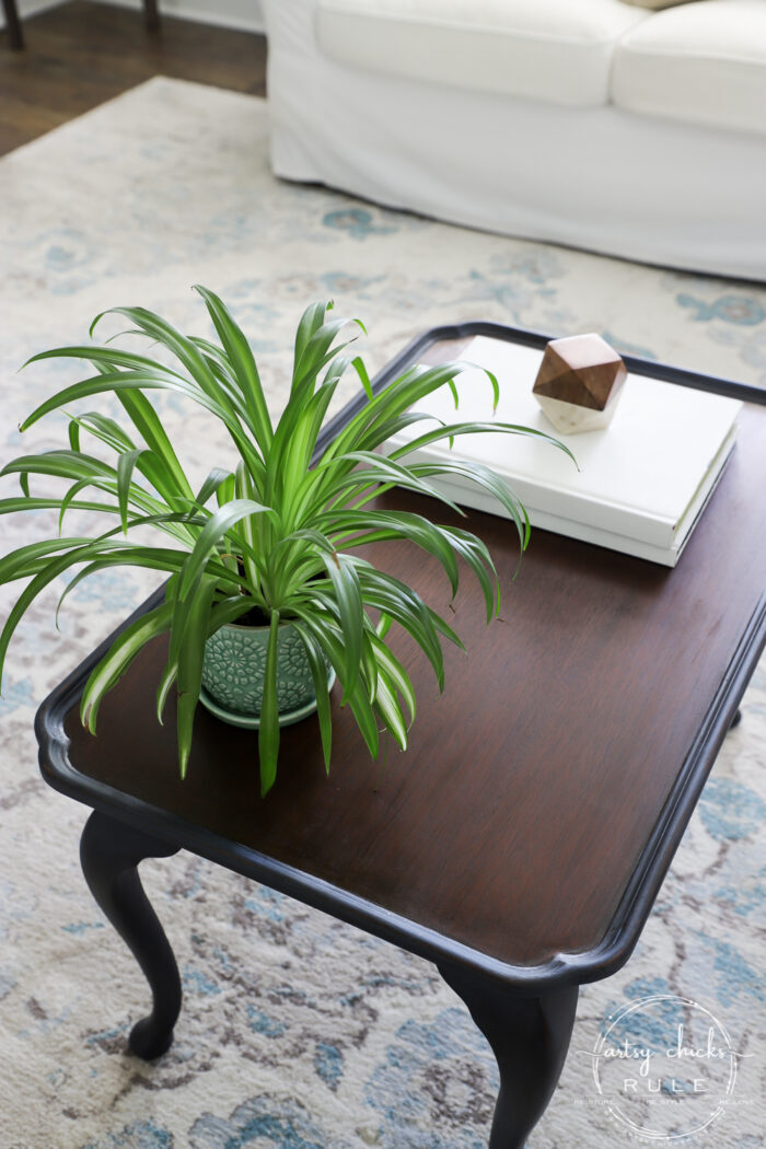 Elegant makeover on this navy blue coffee table with brown glaze! artsychicksrule.com #navybluefurniture #brownglaze 