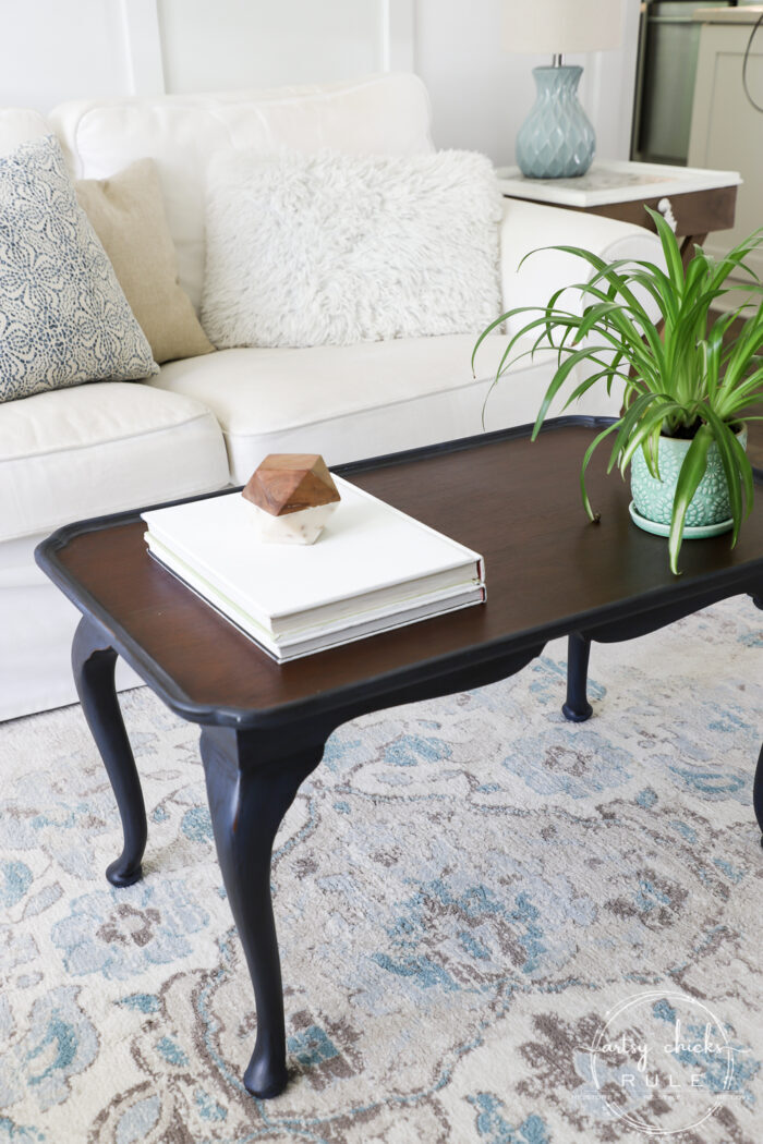 Elegant makeover on this navy blue coffee table with brown glaze! artsychicksrule.com #navybluefurniture #brownglaze 