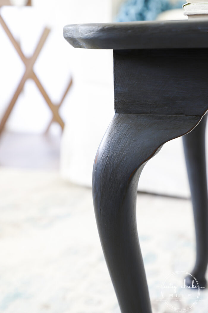 Elegant makeover on this navy blue coffee table with brown glaze! artsychicksrule.com #navybluefurniture #brownglaze 