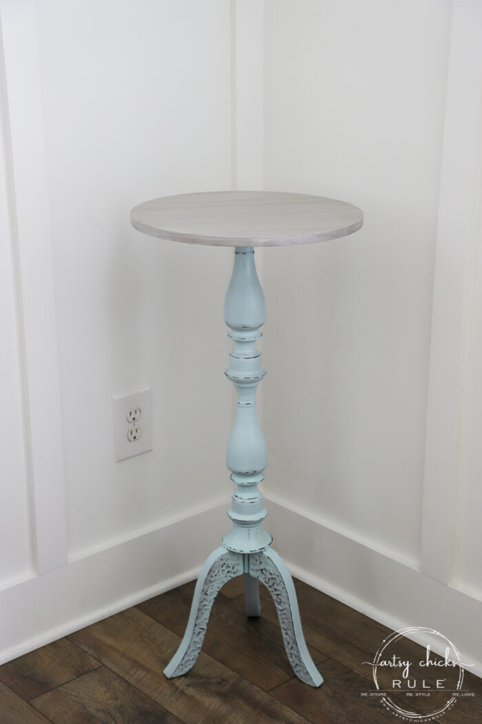 This $10 aqua plant stand got a brand new look in a really simple way! A small change in color with paint makes all the difference. artsychicksrule.com #plantstand #aquapaint